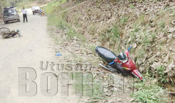 DUA motosikal dilanggar oleh sebuah kereta apabila pemandu kereta dipercayai tersilap pijak pedal minyak.