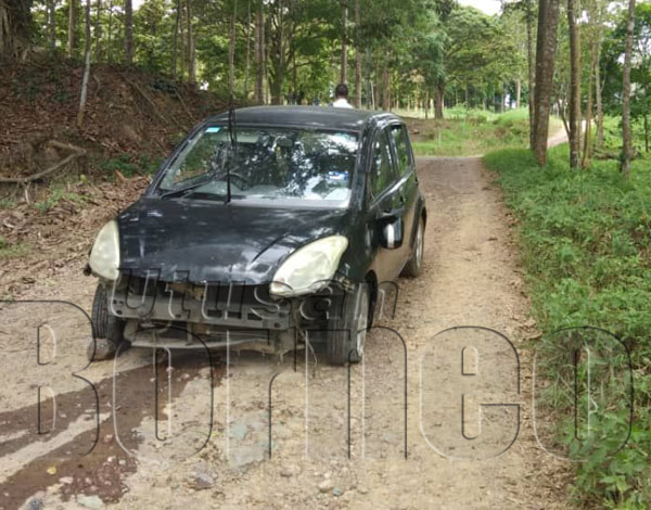 KERETA yang terlibat di dalam kemalangan ini mengalami kerosakan teruk.