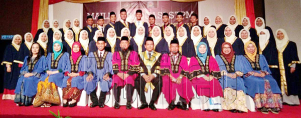 MALEK Mohd Shafdar (tengah) bersama guru-guru dan pelajar Tingkatan Enam 2018 SMK Kunak Jaya sempena Majlis Graduasi meraikan kecemerlangan pelajar.