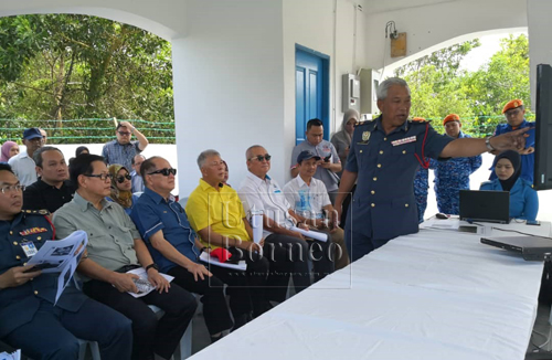 Law memberikan taklimat mengenai isu kebakaran terbuka di Miri, kepada Uggah (depan, tiga kiri). Turut kelihatan ialah Menteri Muda Pelancongan, Kesenian dan Kebudayaan, Datuk Lee Kim Shin (depan, dua kiri), ADUN Piasau, Datuk Sebastian Ting (depan, empat kiri) serta Pengarah Jabatan Bomba dan Penyelamat Malaysia Negeri Sarawak, Khiruddin Drahmah.