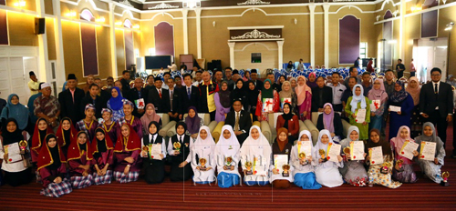 Dr Abdul Rahman dan isterinya, Datin Siti Shorgayah Zaiden bersama penerima Anugerah Kecemerlangan Pendidikan DUN N.4 Pantai Damai di Kuching hari ini. - Gambar Muhammad Rais Sanusi