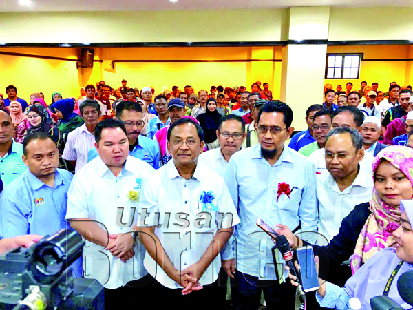 JAUJAN (tengah) ketika sidang media selepas merasmikan Mesyuarat Agung Tahunan Persatuan Nelayan Kawasan Semporna.