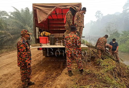  Anggota bomba menggunakan kaedah 'direct attack' bagi memadamkan api sempadan negara. 