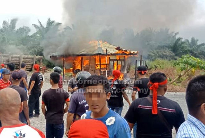  Pondok pengawal ladang yang dibakar penduduk.