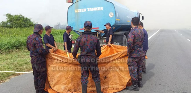  Pasukan bomba negara Brunei mengisi air untuk kaedah ‘water bombing’ bagi memadamkan api yang marak membakar hutan berhampiran sempadan antarabangsa. 