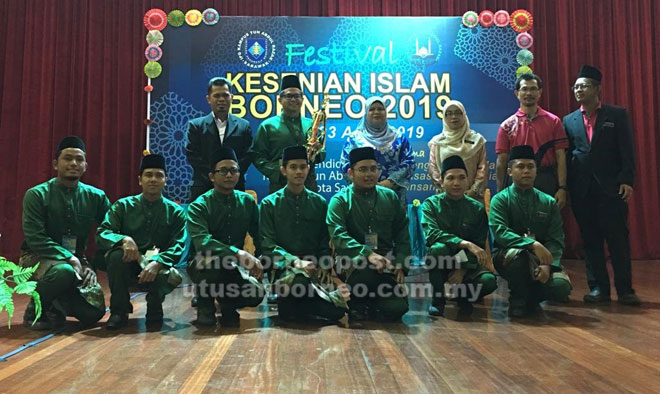  Rubiah merakam kenanga bersama johan Pertandingan Nasyid Kontemporari yang dimenangi kumpulan IPGKTAR 1 pada perasmian penutupan Festival Kesenian Islam Borneo 2019 di Kota Samarahan, semalam.