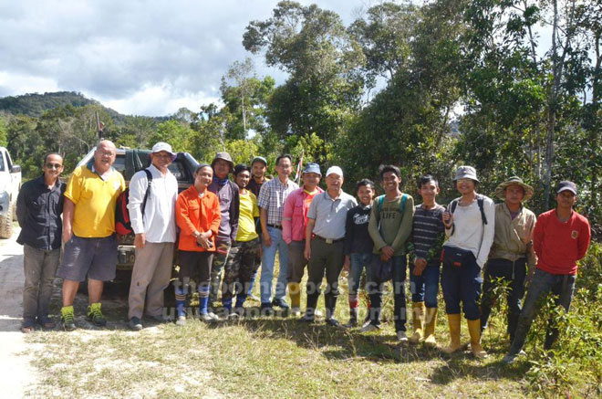  Gerawat (tujuh kanan) bersama yang lain meninjau projek jalan kampung Lungan yang dinaik taraf di  bawah Agensi Pembangunan Tanah Tinggi (HDA) di Pa Lungan semalam.