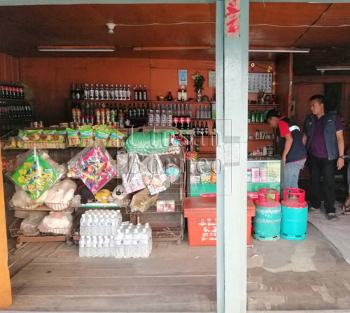 Sebuah kedai runcit diserbu apabila disyaki jual rokok dan minuman keras tidak sah pada Isnin