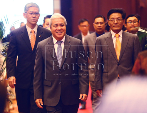 Awang Tengah (dua kanan) bersama Cheng (kanan) ketika tiba untuk merasmikan Bengkel Ekonomi dan Taklimat Dasar Kerja Sama Antara China dan Sarawak di sini hari ini. - Foto Muhammad Rais Sanusi.