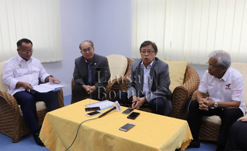 Abang Johari pada sidang media hari ini bersama Masing (kanan) dan Uggah (dua kiri).