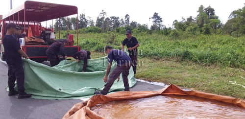  Anggota bomba Brunei sedang mempersiapkan keperluan untuk 'water bombing'.