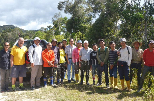 Gerawat (tujuh kanan) bersama yang lain ketika meninjau projek jalan kampung yang dinaik taraf di bawah Agensi Pembangunan Tanah Tinggi (HDA) di Pa Lungan hari ini.