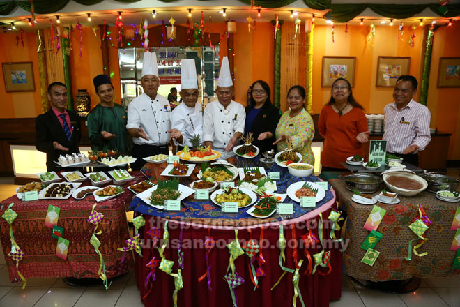  Kakitangan pengurusan Hotel Grand Continental Kuching iaitu (dari kiri) Pegawai Sektor Makanan dan Minuman (F&B) Juffri Ratrakawi, Kapten F&B Dicky Fazerly, Chef De Partie Wilfred Urut, Cef Eksekutif Ben Koh, Cef Kaod Senib, Pengurus Sumber Manusia Christina Patrick Penyelia F&B Janita Puem, Pegawai Akauntan Wee Geok Than dan Ketua Pegawai Keselamatan Winston Limpa menunjukkan hidangan Ramadan Iftar Citra Malaysia di Hotel Grand Continental Kuching semalam.