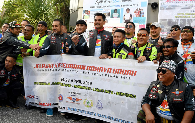  Azis (berdiri, enam kiri) bersama Sabah Big Bikers pada program Jelajah Kesedaran Bahaya Dadah dan Konvoi Promosi Regatta Lepa Jubli Perak 2019 semalam. Konvoi selama lima hari sehingga 28 April ini bermula di Kota Kinabalu diikuti Ranau, Telupid, Sandakan, Lahad Datu dan Sempona. — Gambar Bernama