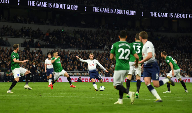  Eriksen (tengah) melepaskan rembatan dari luar petak penalti sebelum menjaringkan gol kemenangan Spurs pada aksi liga menentang Brighton di Stadium Tottenham Hotspur, London kelmarin. — Gambar AFP 