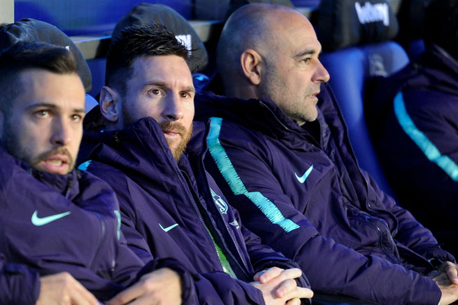  Messi (tengah) duduk di bangku pemain simpanan ketika perlawanan di Stadium Mendizorroza, Vitoria pada Selasa lepas. — Gambar Bernama