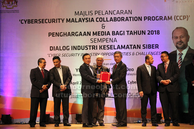  Pengurus Besar See Hua Marketing Pattrik Ting (tiga kiri) mewakili akhbar The Borneo Post menerima anugerah daripada Tan (empat dari kiri).