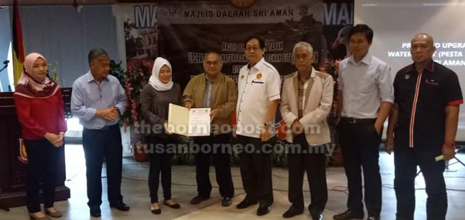  Nelson (lima kanan) menerima surat daripada pemaju yang melaksanakan projek berkenaan sambil diperhatikan Harden (empat kanan), Richard (tiga kanan) serta yang lain semasa berlangsungnya majlis berkenaan.