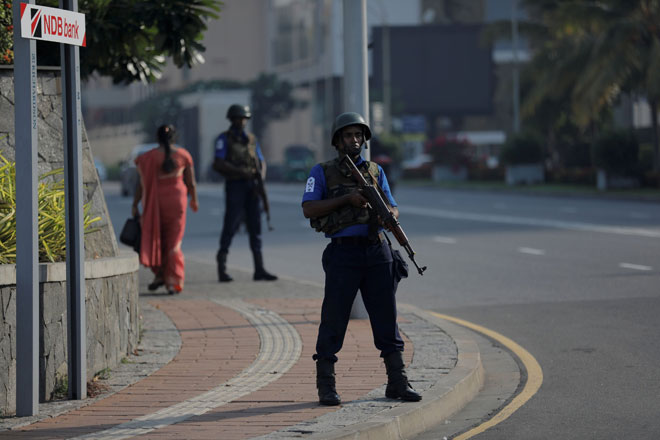  Anggota tentera Sri Lanka berkawal semalam di sebatang jalan utama dekat rumah presiden di Colombo,                tiga hari selepas siri serangan bom nekad ke atas gereja dan hotel mewah di pulau tersebut pada Ahad. — Gambar Reuters