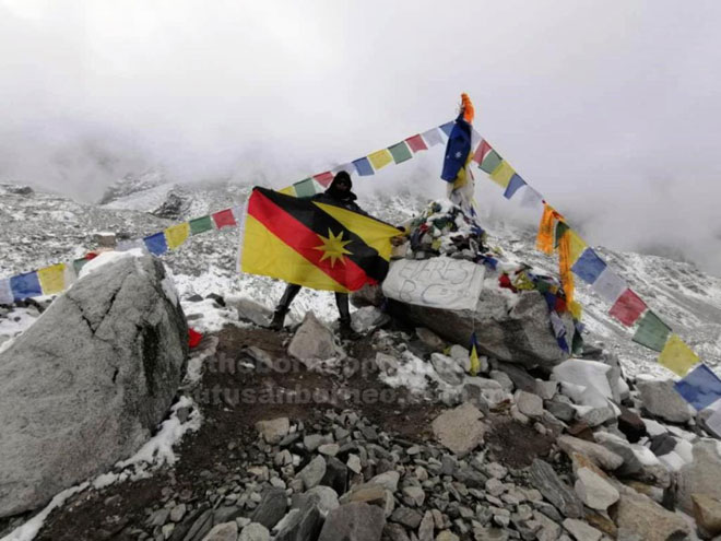  Azman bersama bendera Sarawak setibanya di Everest Base Camp.