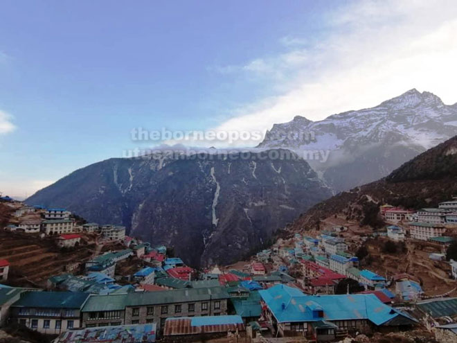  Pemandangan dan suasana indah di Namche Bazar.