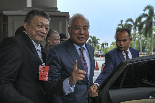  Najib (tengah) meninggalkan Kompleks Mahkamah Kuala Lumpur selepas perbicaraan kes SRC International Sdn Bhd yang membabitkannya, semalam. — Gambar Bernama