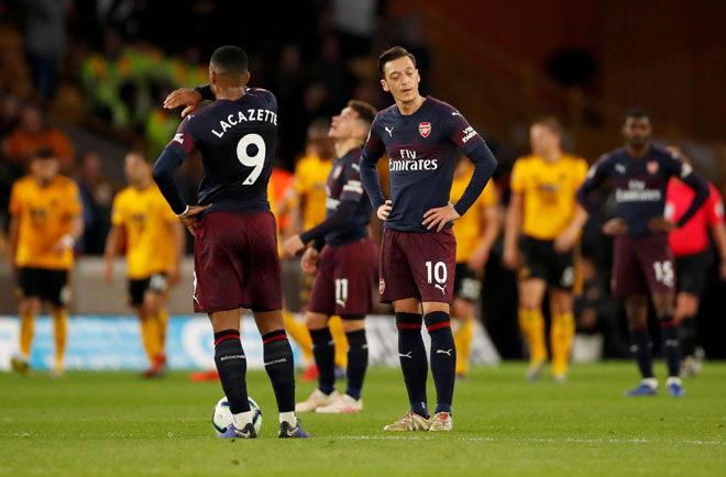  Reaksi Ozil (kanan) dan Lacazette  selepas Jota (tidak kelihatan) menjaringkan gol ketiga Wolves pada perlawanan di Stadium Molineux, Wolverhampton Rabu lepas.   — Gambar AFP  