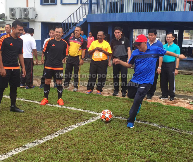  Martin menyepak bola untuk merasmikan pertandingan bola sepak Piala KPD pagi semalam.