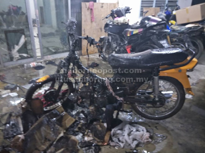  Sebuah motosikal yang sedang dibaiki di sebuah bengkel di Jalan Repok tiba-tiba terbakar malam kelmarin.