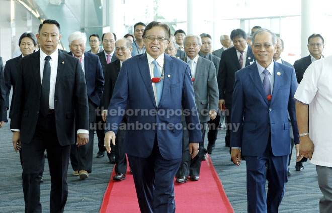  Abang Johari diiringi Salang (kanan) serta tetamu jemputan lain semasa tiba di BCCK sempena merasmikan AGM DCCI Ke-11 semalam.