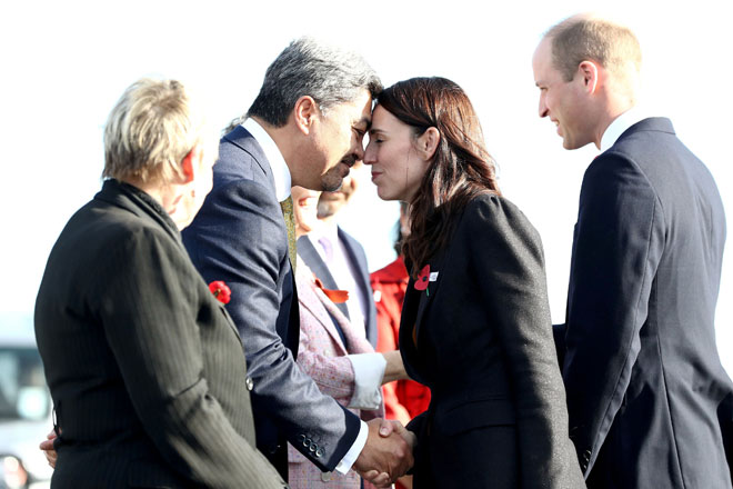  Ardern menyapa dalam adat tradisi tempatan ‘hongi’ dengan rombongan                    yang menyambut ketibaannya bersama dengan Putera William di Terminal Gerakan Udara RNZAF di Christchurch, New Zealand semalam. — Gambar AFP