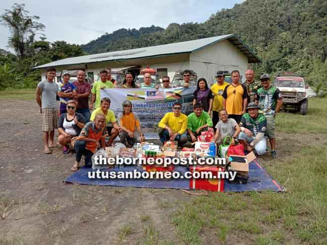  Jonidi (duduk tiga kiri) bergambar bersama Kelab Kubu 4x4 dan Adventure, Pacuan Empat Roda Lawas dan Pasukan TTK 4x4 Brunei.