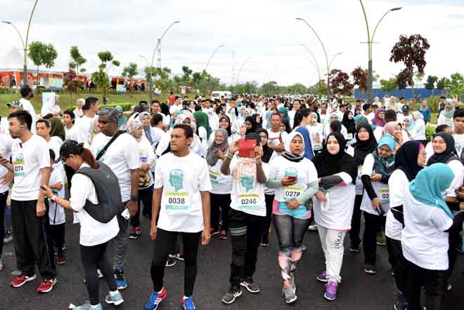  Sebahagian peserta-peserta larian yang diadakan sempena Karnival Kesihatan Selangor yang dilancarkan oleh Dzulkefly di EcoHill 2 di Kuala Lumpur, semalam. — Gambar Bernama