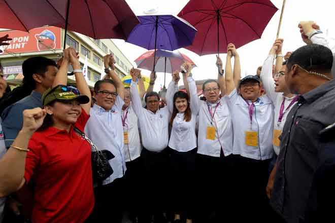   Calon DAP Vivian Wong Shir Yee (tengah) bersama Shafie (empat, kiri) dan Lim Guang Eng (empat kanan) berarak ke Pusat Penamaan Calon Pilihan Raya Kecil Parlimen P198 Sandakan di Dewan Aktiviti SMJK Tiong Hua semalam. — Gambar Bernama