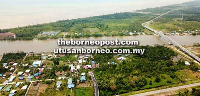  Pemandangan Jambatan Kuala Tatau (kanan) dan perkampungan di Kuala Tatau.