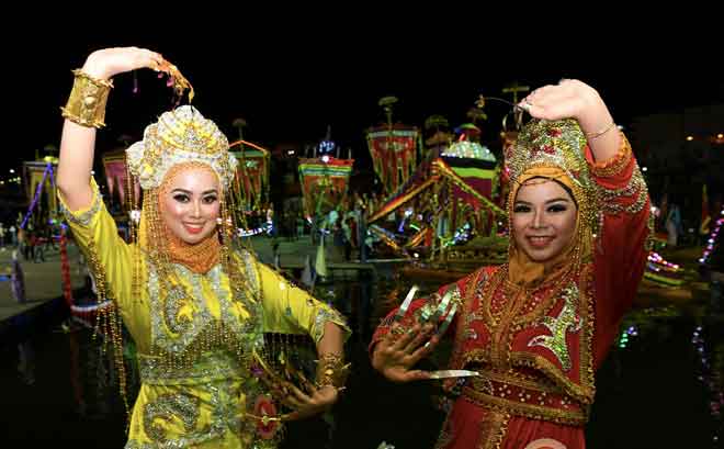  Dua gadis dari suku kaum Bajau Semporna yang menyertai pertandingan Ratu Lepa Semporna melakukan tarian Igal-Igal sempena Majlis Sangom Maglami-Lamidan Pertandingan Pemilihan Ratu Lepa di Dataran Regatta Lepa malam semalam. — Gambar Bernama