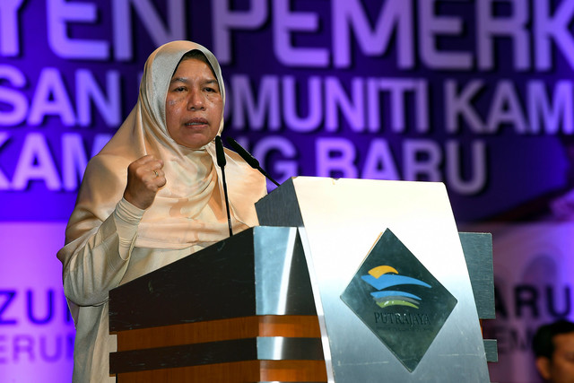  Zuraida menyampaikan ucapan pada perasmian majlis penutup Konvensyen Pemerkasaan MPKK Kampung Baru di Pusat Konvenyen Antarabangsa Putrajaya hari ini. - Gambar Bernama 