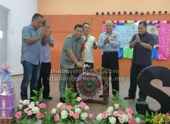  Jugah (tiga kiri) memukul gong sebagai tanda merasmikan Majlis Merarau SK Lubok Antu, sambil disaksikan yang lain. 