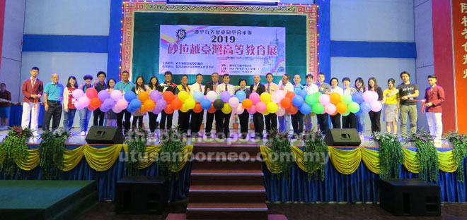  Barisan tetamu kehormat menyempurnakan bersama program Taiwan Higher Education Fair in Sarawak 2019 di Dewan SMK Tinggi Sarikei, baru-baru ini.