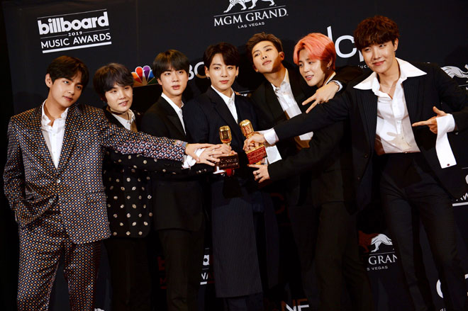  Kumpulan BTS bersama anugerah yang dimenangi mereka semasa  Billboard Music Awards  2019 di MGM Grand Garden Arena, Las Vegas kelmarin.  — Gambar AFP