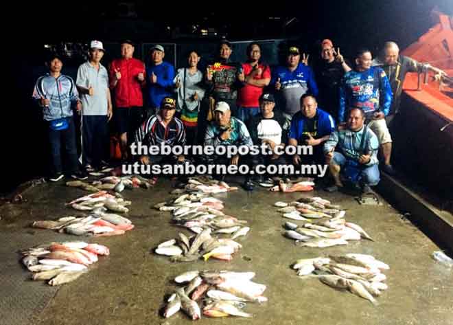  Ikan-ikan yang ditangkap dibahagi sama rata dengan para peserta yang mengikuti trip memancing di perairan Bintulu.