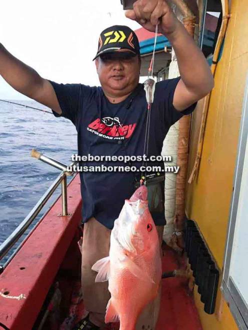 Jefferi turut berjaya menangkap ikan merah.