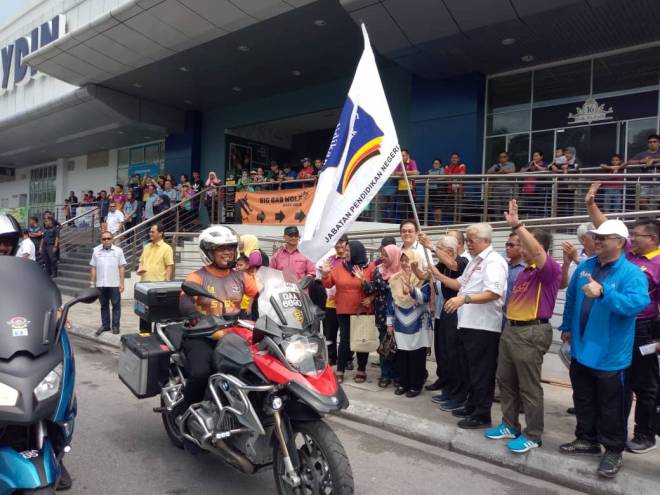 Manyin melepaskan peserta konvoi Gerakan Massa 'Terima Kasih Cikgu' Peringkat Negeri Sarawak dari Kuching ke Sri Aman.