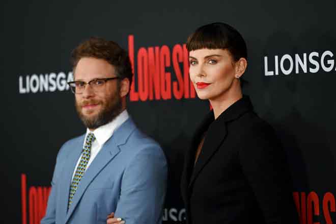  Rogen (kiri) dan Theron semasa tayangan perdana filem ‘Long Shot’ di New York City baru-baru ini.   — Gambar AFP