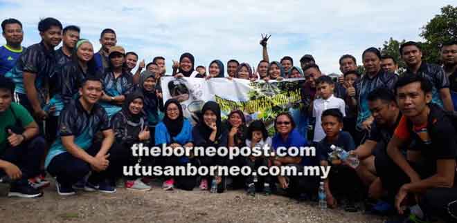  Peserta yang berjaya menawan puncak Bukit Mas bergambar kenangan. 