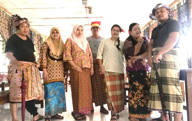  Guru-guru bergaya dengan tema pakaian Orang Kampung.