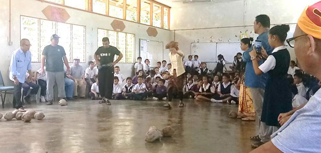  Permainan boling buah kelapa turut memeriahkan sambutan Hari Guru Sekolah Kebangsaan Nanga Kesit di Lubok Antu.