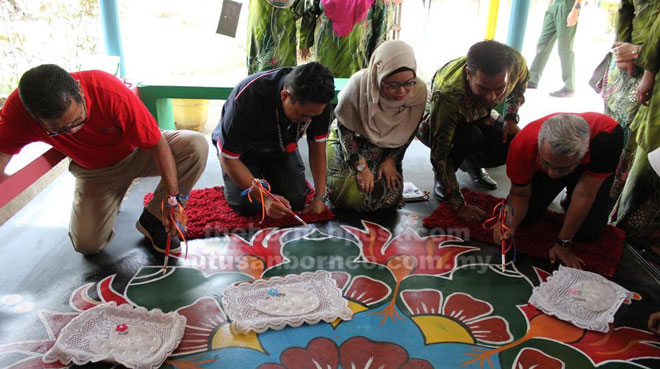  Tetamu kehormat diberi peluang melakukan sentuhan terakhir pada lukisan mural tersebut.