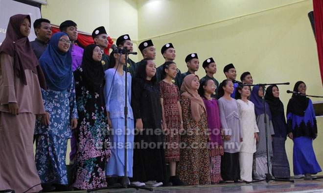  Kumpulan koir SMKDP menyampaikan persembahan lagu ‘Fly Kenyalang Fly’.