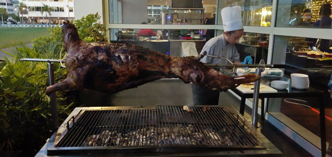  Hidangan kambing golek yang disediakan setiap tahun pada bulan Ramadan ini menjadi tumpuan para pengunjung. 